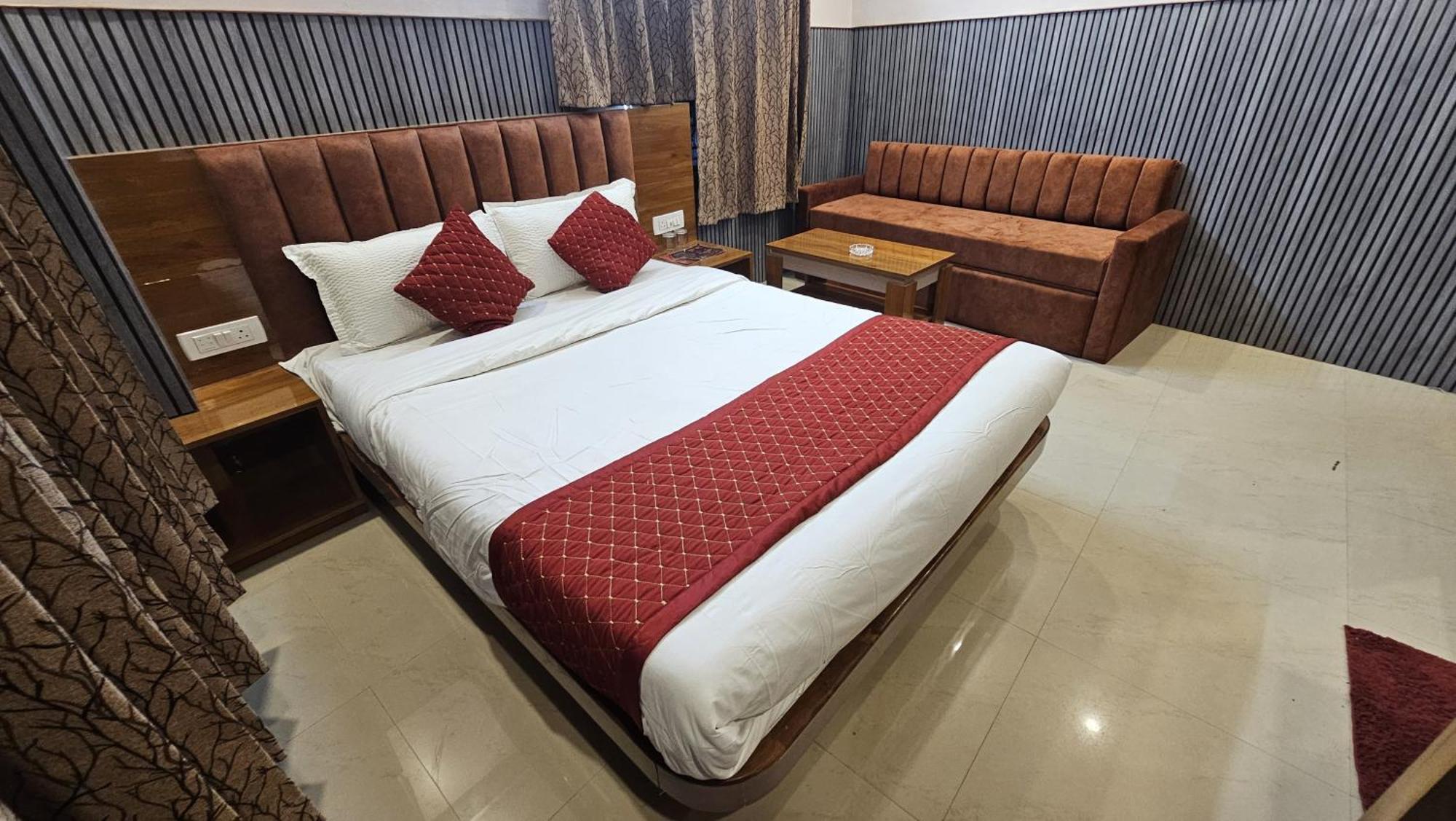 Tirupati Lodge Njp Shiliguri Exterior foto